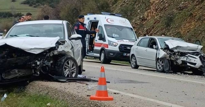 Eğirdir’de zincirleme kazada 3 kişi yaralandı