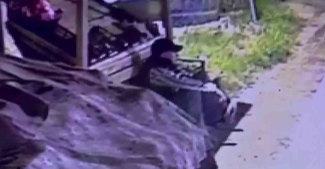 Başkasına ait beğendiği ayakkabıyı çalarken kameralara yakalanan suç makinesi tutuklandı