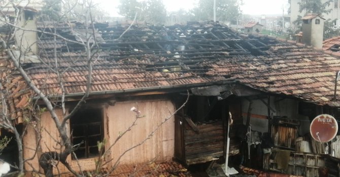 Isparta’da iki katlı ev alevlere teslim oldu