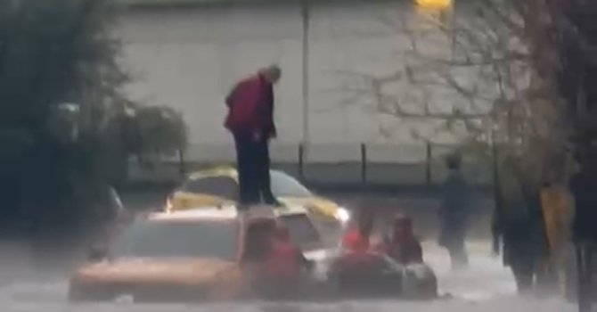 Adana’da göle dönen yolda mahsur kalan araçtaki 2 kişi kurtarıldı