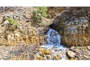 Depremde kuruyan su kaynağı 3 yıl sonra yeniden akmaya başladı