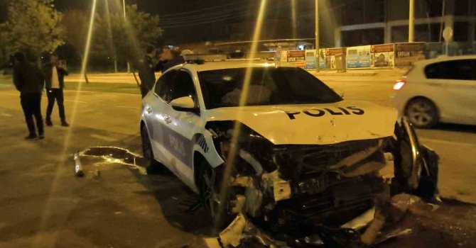 Polis otosuna çarpıp patlamış lastiklerle kaçtı, park halinde bulundu