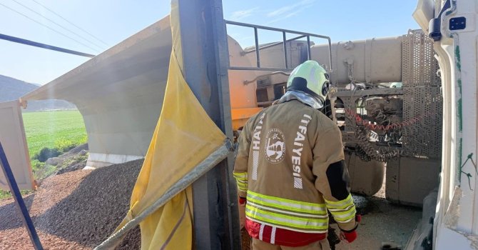 Kırıkhan’da devrilen hafriyat kamyonunun sürücüsü yaralandı