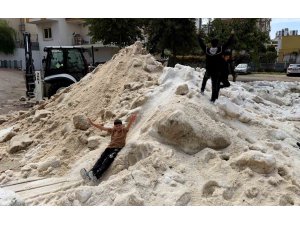 Adana’da nisan ayında çocukların kar topu keyfi