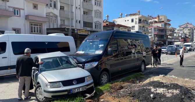 Serik’te tur minibüsü ile otomobil çarpıştı: 2 yaralı