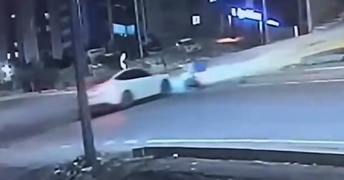 Motosikletliye çarpan otomobil sürücüsü kaçtı