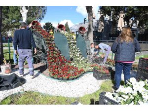 Kemer yaz sezonuna hazırlanıyor, ilçe petunyalarla süsleniyor