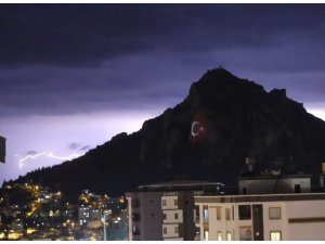 Kozan Kalesi’nde şimşekler görsel şölen oluşturdu