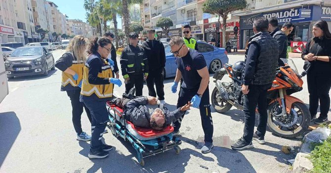 Elektrikli bisiklet ile motosikletin çarpışma anı kamerada: 3 yaralı