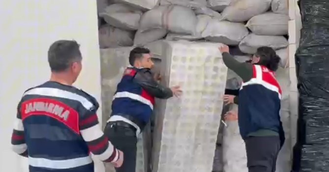 Antalya’da kaçak kozmetik üretimi yapılan depoya baskın: 65 milyon liralık sahte ürün ele geçirildi