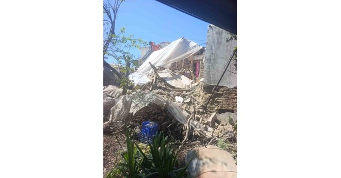 Antalya’da 2 katlı kerpiç ev çöktü