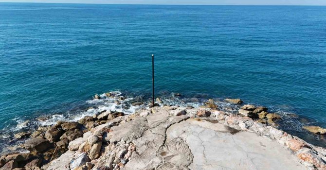 Ambulans kapatılan yol sebebiyle olay yerine ulaşamadı, kalp krizi geçiren vatandaş botla kurtarıldı