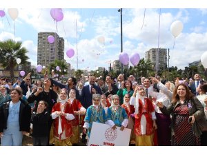 Adana’da gökyüzüne mor balonlar bırakıldı