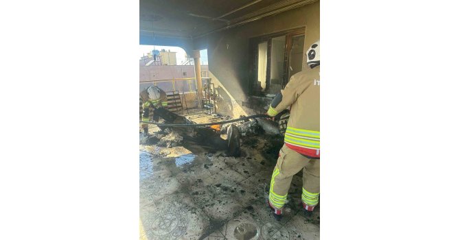 Reyhanlı’da evin balkonundan alevler yükseldi