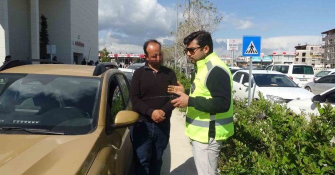 Felçli annesini hatalı parklardan dolayı tekerlekli sandalyeyle taşımakta güçlük çeken vatandaş: "Çektiğimiz eziyeti bir görseler, inanıyorum ki oturup ağlarlar"