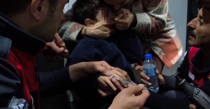 Yüzük çıkarma operasyonunda gözyaşlarına boğulan çocuğu annesi ve itfaiye ekipleri teselli etti