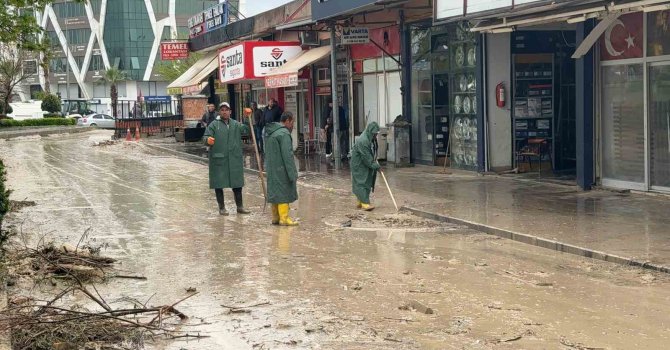 Kadirli’de selin ardından temizlik başladı, esnaf yardım bekliyor