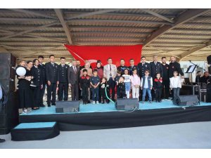 Polis Haftası etkinliğinde şarkı ve türkü söyleyen polisler, ünlü sanatçıları aratmadılar