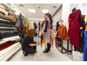 Mersin Büyükşehir Belediyesi Şehir Tiyatrosunda kostümler usta ellerde hazırlanıyor