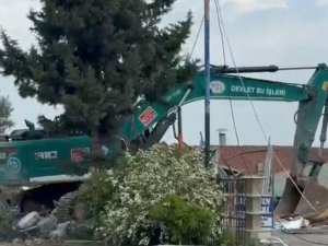 Adana’da göl kıyısındaki kaçak yapıların yıkımı sürüyor