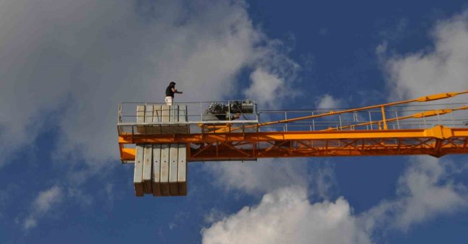 Maaşını alamayınca vincin tepesine çıktı, banka hesabına yatan parayı teyit edip indi