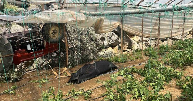 Traktör yol kenarındaki seraya devrildi: 1 ölü