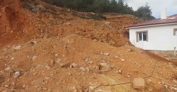 Osmaniye’de yağış sonrası heyelan: Bazı evlerin çevresinde çatlaklar oluştu