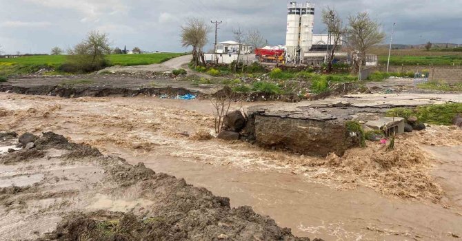 Osmaniye’de yağış felaketi: Yollar kapandı, ulaşım aksadı