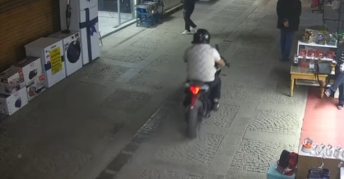 Tarihi çarşıda motosiklet kazası: Yayaya çarpıp kaçtı