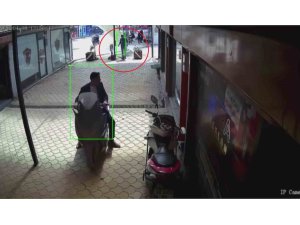 Fırtınanın uçurduğu plastik çatı, esnafı kıl payı teğet geçti o anlar kamerada