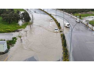 Göle dönen yolda araçların zorlu ilerleyişi havadan görüntülendi