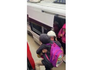 Göle dönen yolda mahsur kalarak korku dolu anlar yaşayan servisteki öğrencileri itfaiye kurtardı