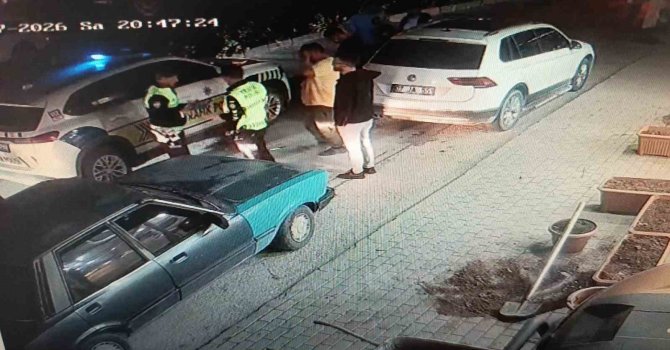 Otomobilin açılan kapısına çarpan elektrikli bisiklet sürücüsü metrelerce savurdu