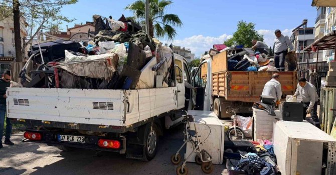 Belediye boşaltıyor, o dolduruyor: Daha önce 2 operasyonda 16 kamyon çöp çıkan evden 4 kamyon daha çöp çıktı