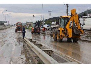 Selle birlikte araçları mahsur kaldığı karayolu ulaşıma açıldı