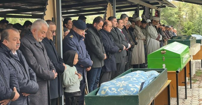 Burdur’daki kazada hayatını kaybeden tarım işçileri toprağa verildi