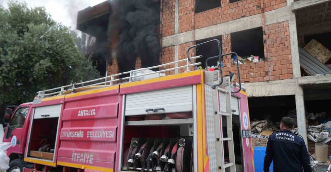 İçi ve etrafı çöplerle dolu metruk bina yangını mahalleliyi tedirgin etti