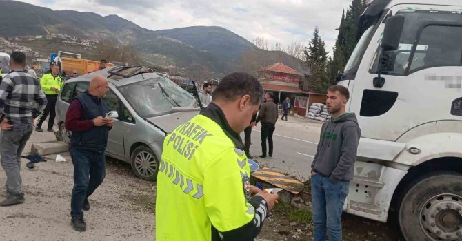 Osmaniye’de tır ile hafif ticari araç çarpıştı:1 yaralı