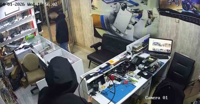 Arkadaşının ‘kamera var’ demesine aldırış etmeyen hırsız telefonu çaldı