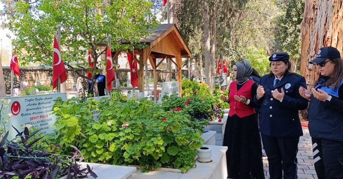 Şehit kızı polisler, babalarını andı
