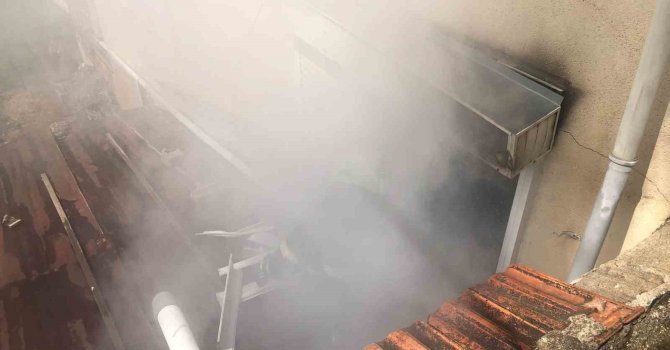 Burdur’da yangında mahsur kalan 2 kadını ekipler kurtardı