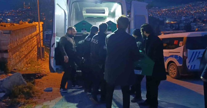 Metruk binada erkek cesedi bulundu