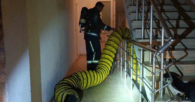 Manavgat’ta site içerisinde çıkan depo yangını korkuttu