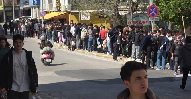 Antalya’da indirimli ikinci el giyim mağazası açılışı yoğun ilgi nedeniyle izdihama dönüştü
