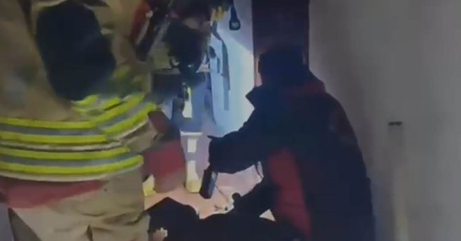 Kahramanmaraş’ta çıkan yangında evde mahsur kalan vatandaşı itfaiye kurtardı