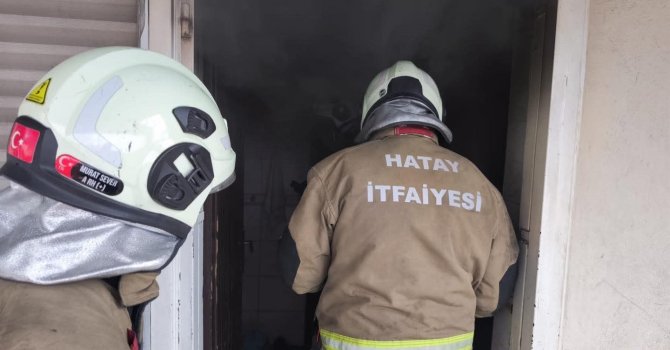 İskenderun’da evin mutfağı alevlere teslim oldu