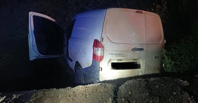 Kırıkhan’da şarampole devrilen hafif ticari aracın sürücüsü yaralandı