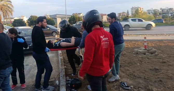 Çarpmanın etkisiyle 20 metre fırlayıp refüjdeki toprağa düşüp hayata tutundular: 2 yaralı