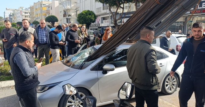Kamyonun üzerindeki inşaat demirleri seyir halindeki otomobile ’ok’ gibi saplandı