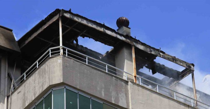 Binanın teras katında çıkan yangında yaşlı bina sakinleri, kapıları çalan kuryelerin yardımıyla tahliye edildi